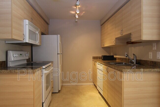 Building Photo - 820 3rd Ave