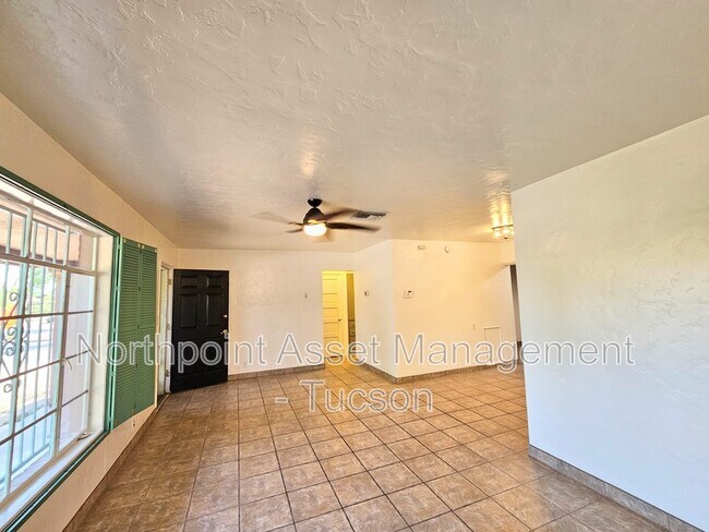 Building Photo - 2348 E Drachman St