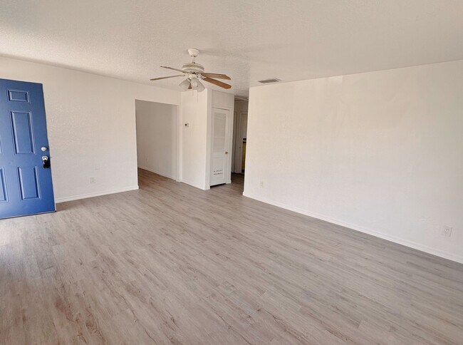 Building Photo - Updated 3 Bed/2 Bath Home with Spacious Yard!