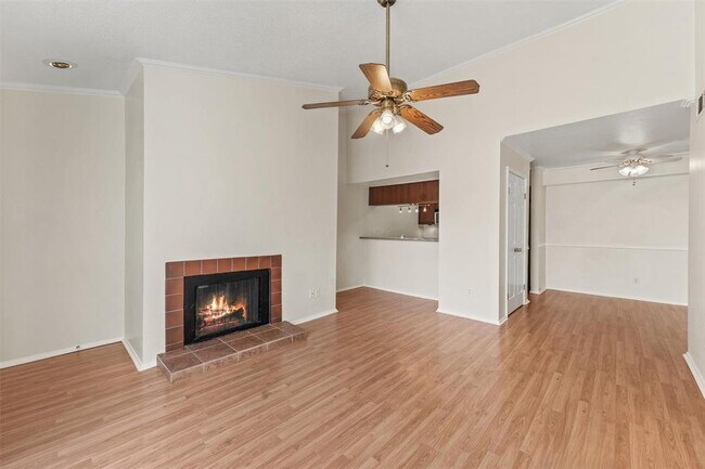 Foto del edificio - 7144 N Holiday Dr