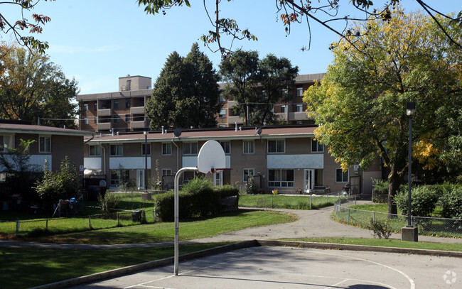 Photo du bâtiment - 1901 Sheppard Ave W