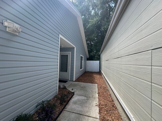 Building Photo - REMODEL 3 BEDROOM HOUSE