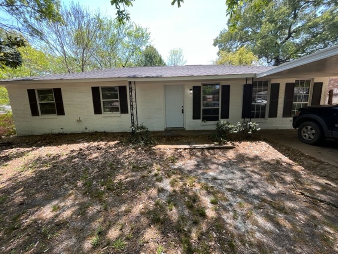 Primary Photo - Renovated 5 Bedroom 2 Bath Home for Rent!