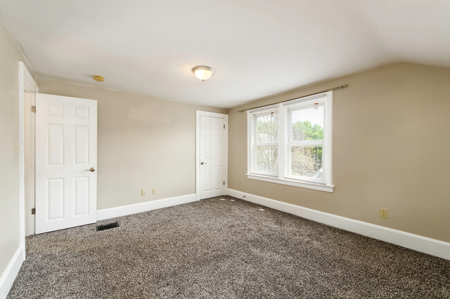Building Photo - 204 W Pacemont Rd