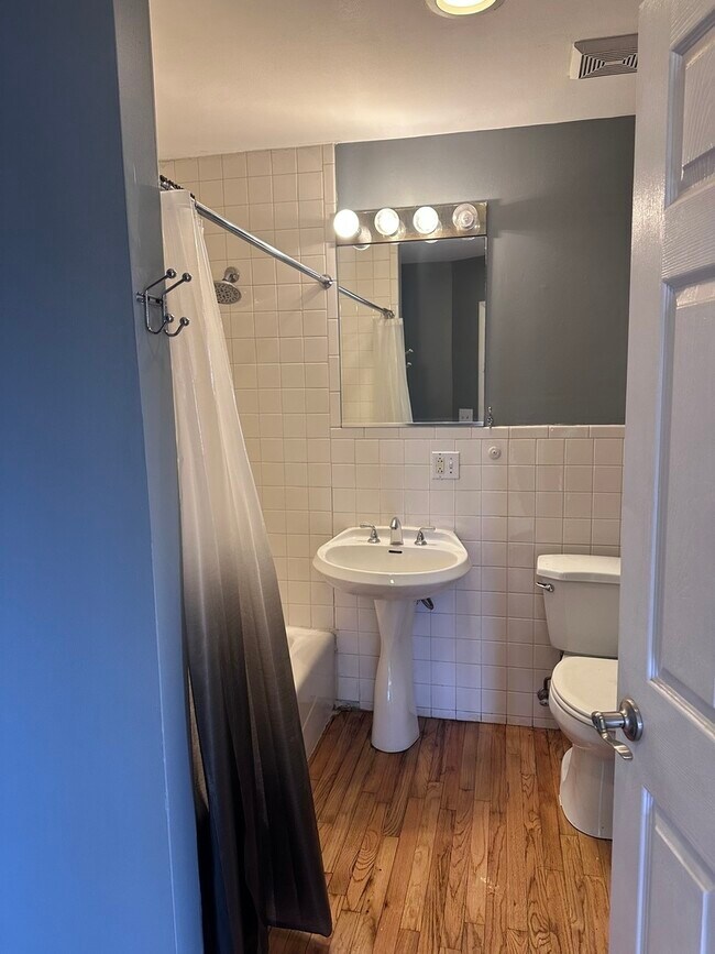 Foto del edificio - 1215 W Grand Ave