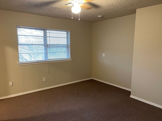 Foto del edificio - 3 bed 3 bath 2 story duplex Close to dinin...