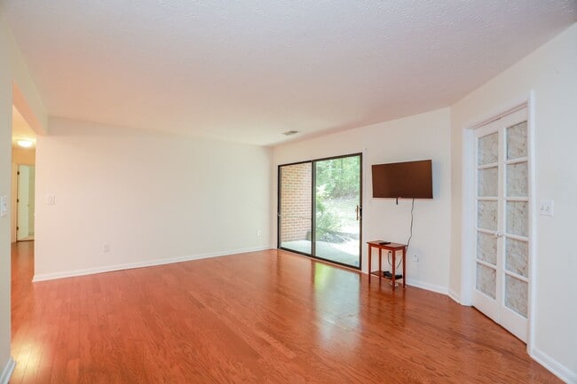 Building Photo - Comfortable 2-Bedroom Apt in Desirable Tur...