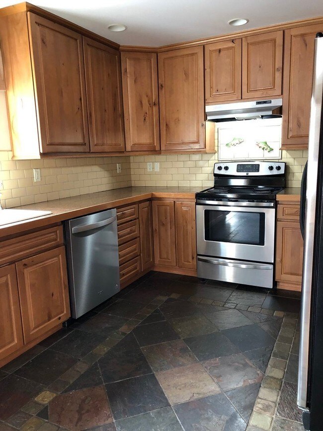 Building Photo - 5 br, 3 bath House - 916 Marian Dr