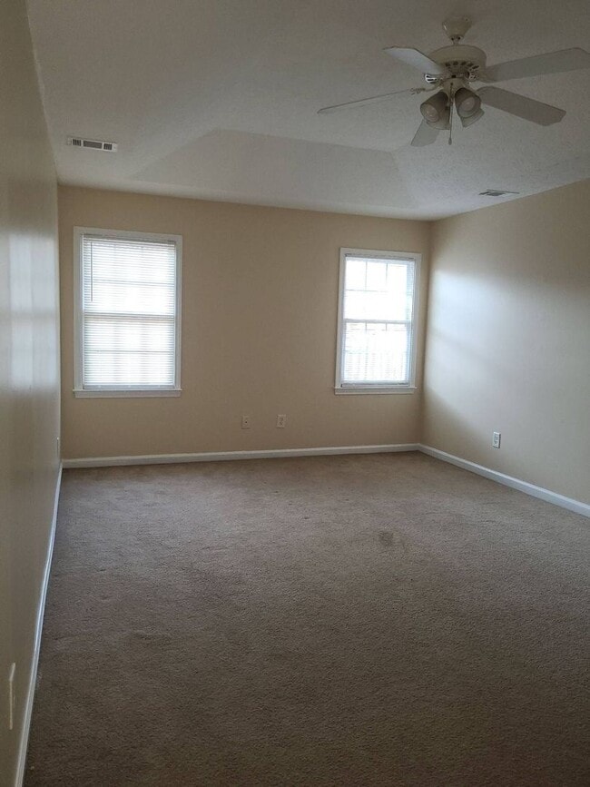 Building Photo - 4 BR 2Ba