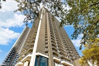 Building Photo - 6007 N Sheridan Rd