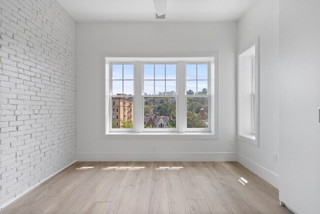 Building Photo - 1571 Beacon St