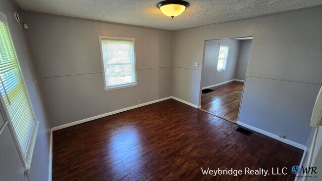 Building Photo - Conveniently Located 2 Bedroom 1 Bath Hous...