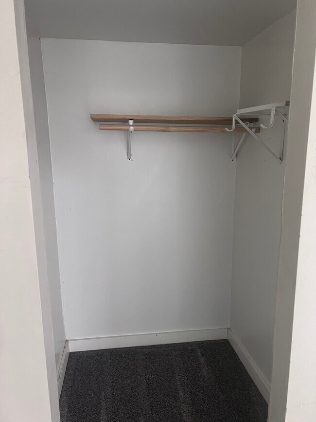 Armario del dormitorio n.° 1 - 1001 Dubuque St