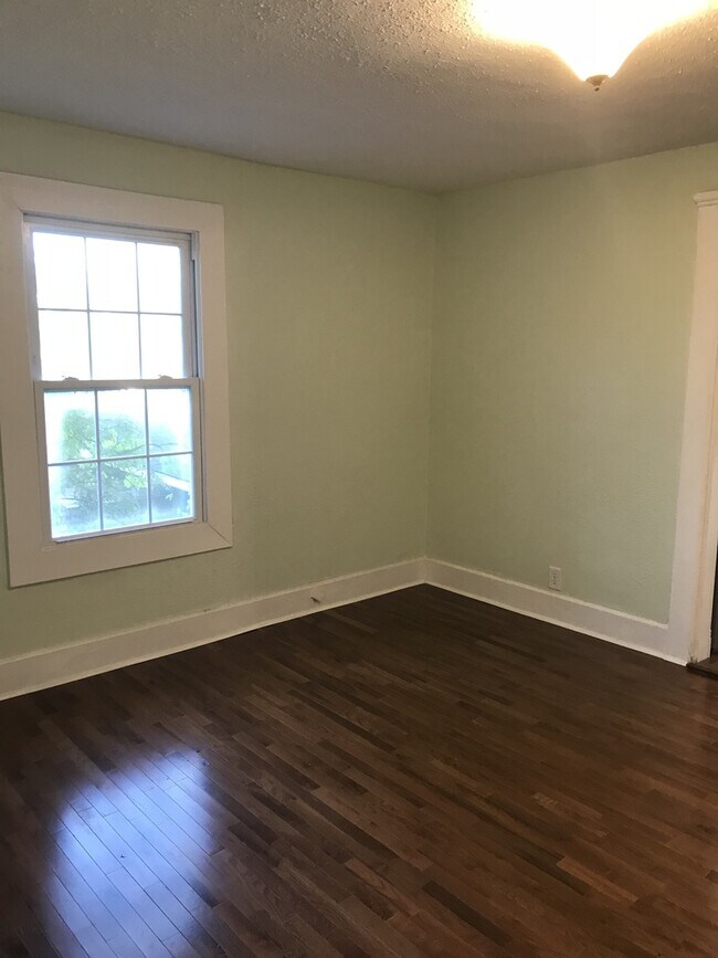 Building Photo - One Bedroom Efficiency Unit Now Available!