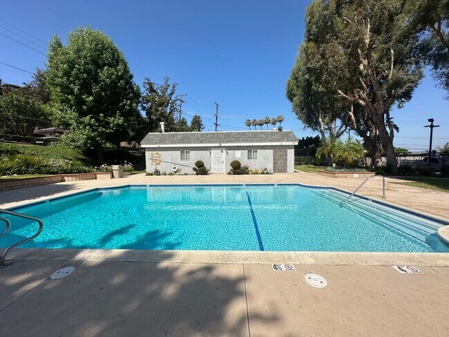Building Photo - Charming 1 Story 2 Bed 1 Bath Condo in Ana...