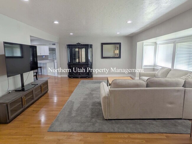 Building Photo - 4 Bed, 3.5 Bath - Amazing Location