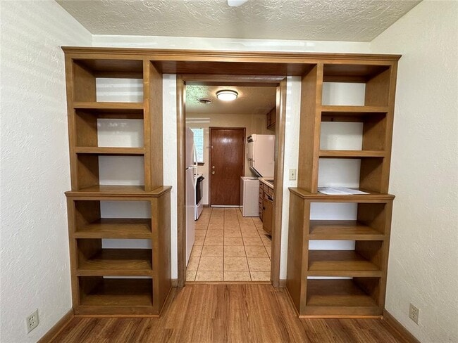 Building Photo - 2031 Delaware Ln