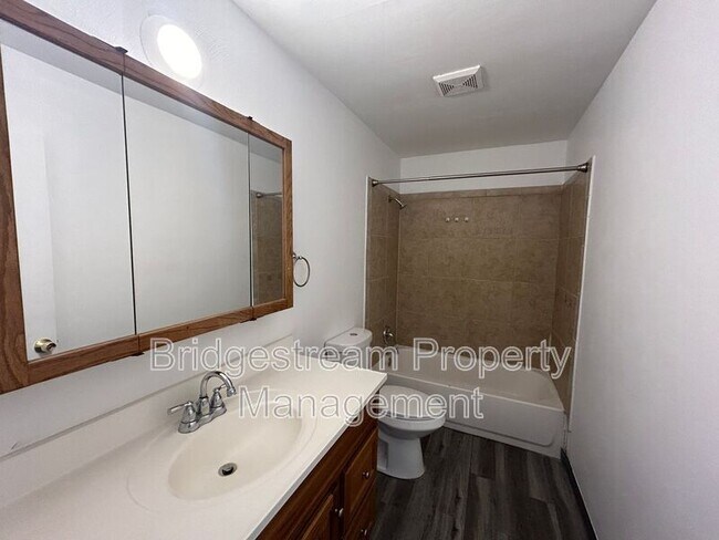 Foto del edificio - 227 Gilbert Ave