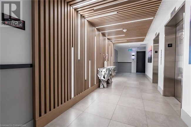 Photo du bâtiment - 600 N Service Rd