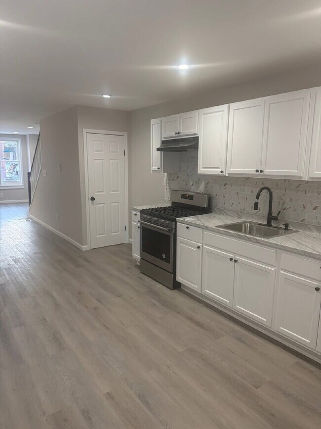 Foto del edificio - "Charming 4-Bedroom Townhouse in Trenton – Ideal Urban Living on MLK Jr. Blvd!"