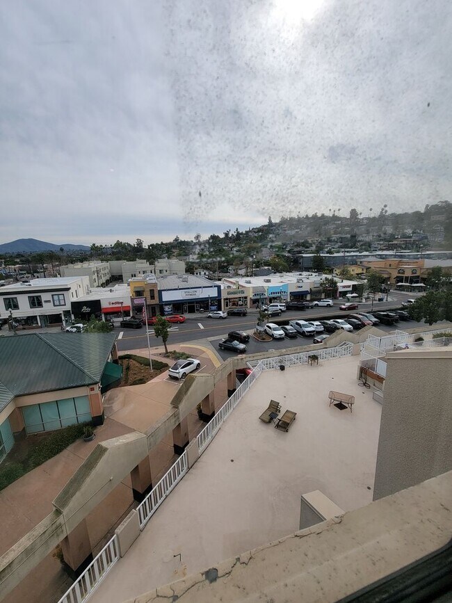 Foto del edificio - Spacious 2 Bed/2 Bath Condo in the Heart of La Mesa Village offering free COX Cable/WIFI