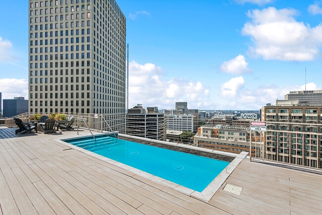 Rooftop Infinity Edge Pool - 925 Common