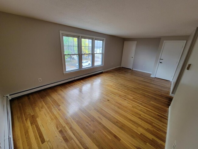 Building Photo - 537 Dix St
