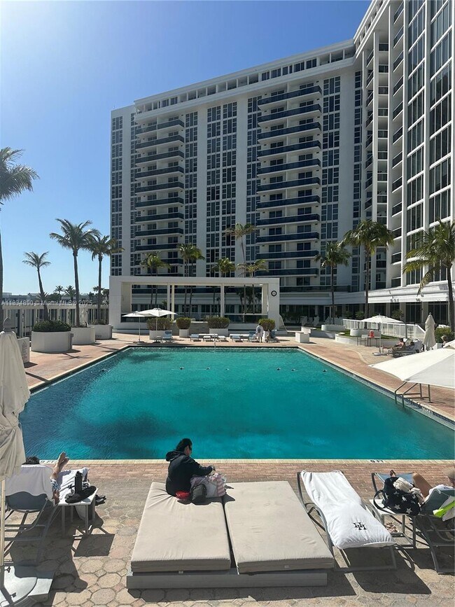 Building Photo - 10275 Collins Ave
