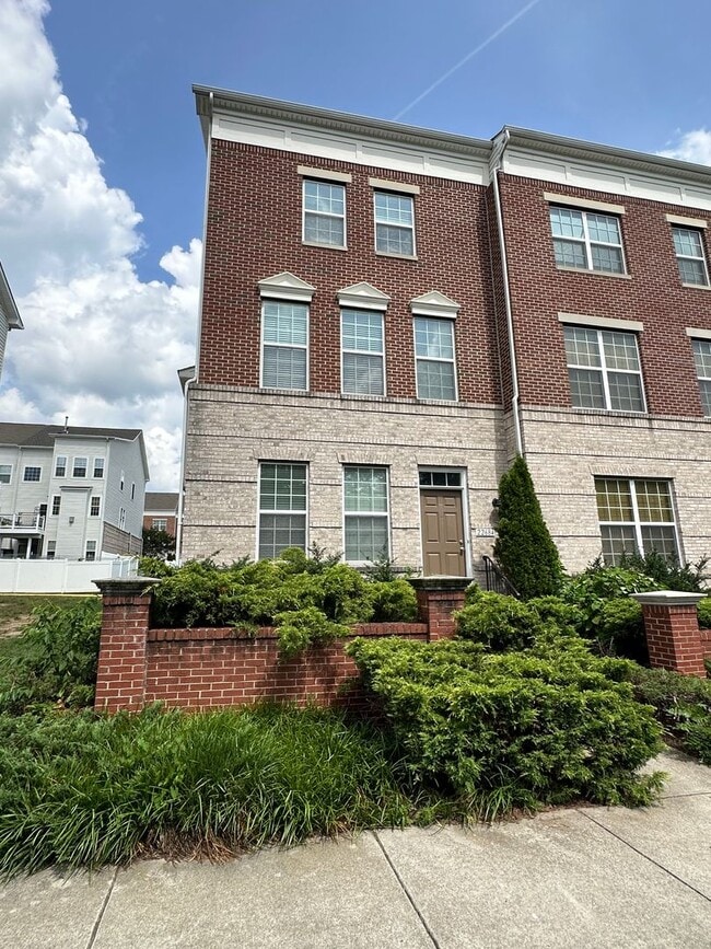 MOVE-IN SPECIAL! Beautiful 4-Bed, 3.5-Bath... - MOVE-IN SPECIAL! Beautiful 4-Bed, 3.5-Bath... Townhome