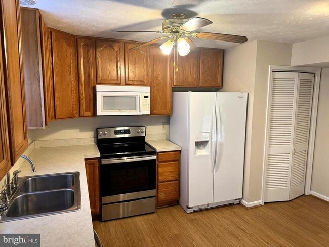 Foto del edificio - 307 Willowbrook Ct