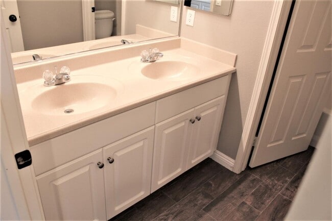 Building Photo - 4 Bedroom 2 Bath Home