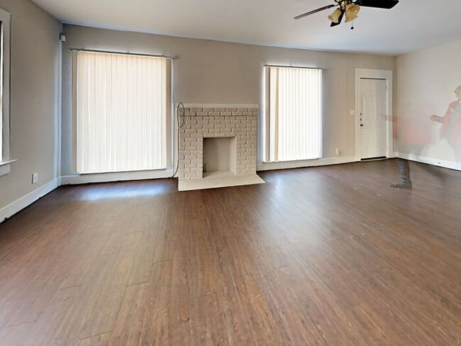 Building Photo - No Application Fees* $1000 off 1st months ...