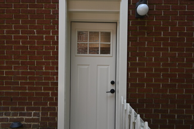Building Photo - 2414 Glenwood Dr NE