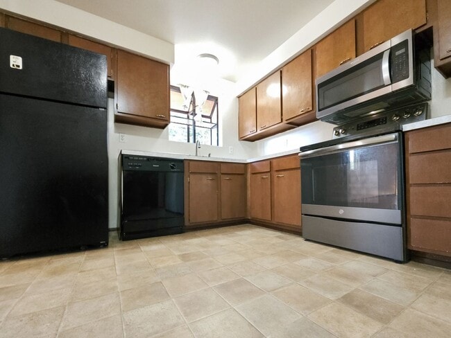 Building Photo - Pet-Friendly 3-Bedroom Rambler with Fenced...