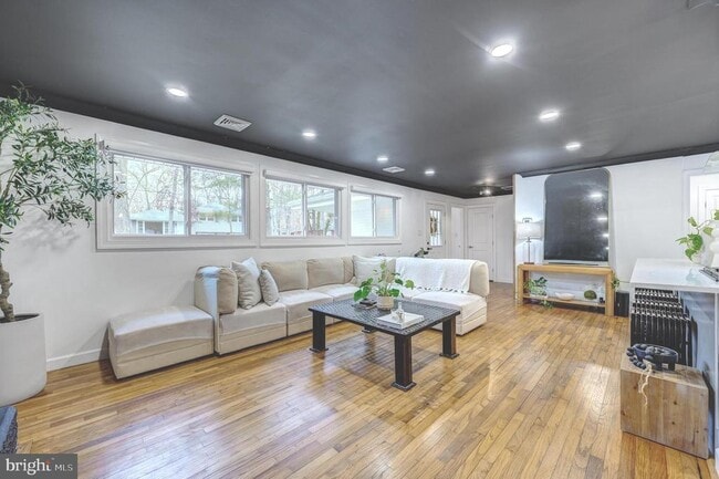 Building Photo - 93 Manhasset Trail