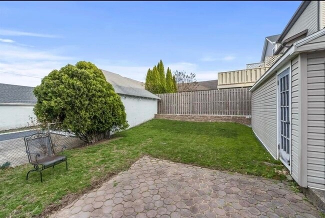 Foto del edificio - 838 Roosevelt Ave