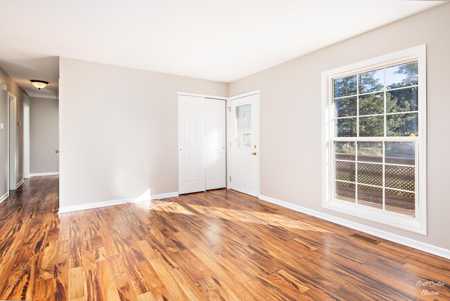 living room - 1122 Oakleaf Ave