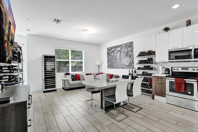 Building Photo - 480 NE 35th Ct