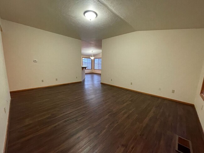 Foto del edificio - Three Bedroom Single Family Home Available...