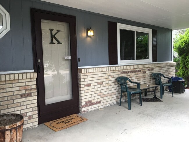 Building Photo - Spacious 5 Bedroom Home in Desirable West ...