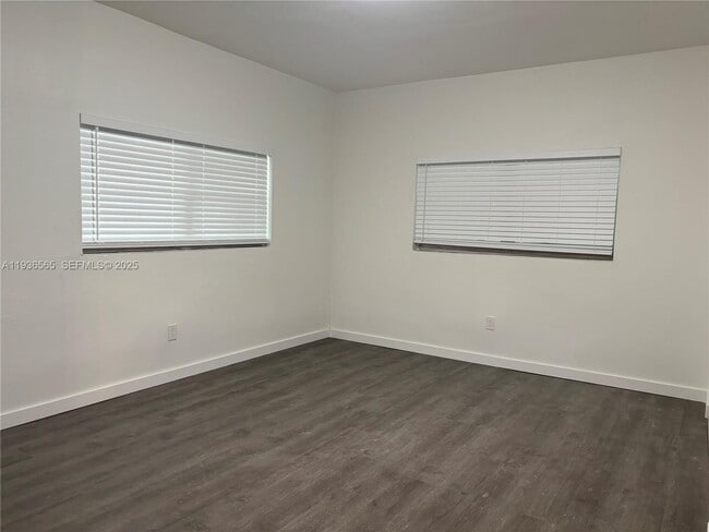 Building Photo - 15240 NE 8th Ave