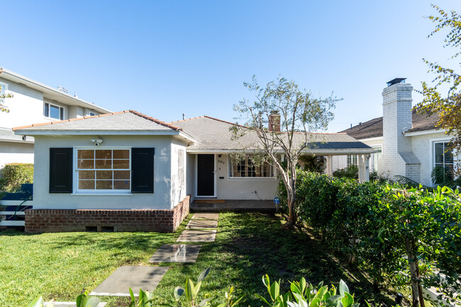 Front patio lawn is very private - 8004 Holy Cross Pl