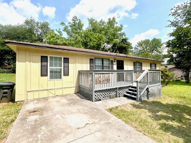 Foto del edificio - Spacious 4-Bedroom, 2-Bath Home Located in...