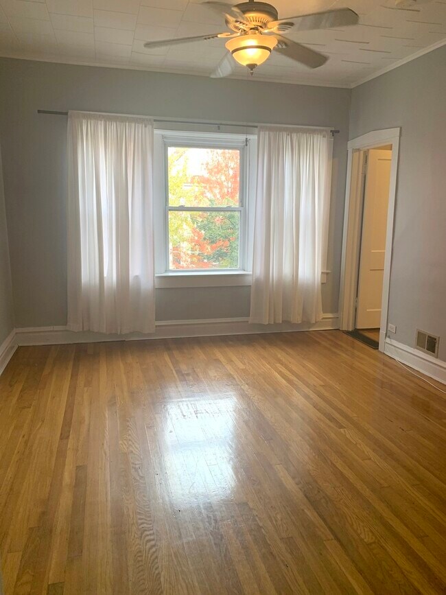 Foto del edificio - 3013 N Hamlin Ave