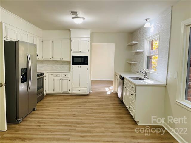 Foto del edificio - 7016 Pleasant Dr
