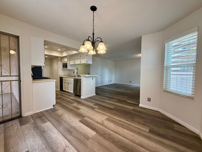 Foto del edificio - Spacious 2 BED 2 BATH Condo! Two-Car Tandem Garage! Central AC! In Unit Washer/Dryer!