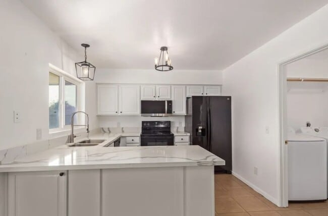 Foto del edificio - 6421 W Carol Ave