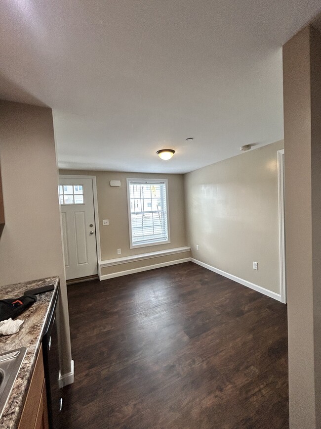 Building Photo - 9 Main St