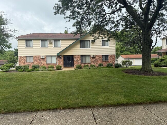 Foto del edificio - 8332 Oak Leaf Dr