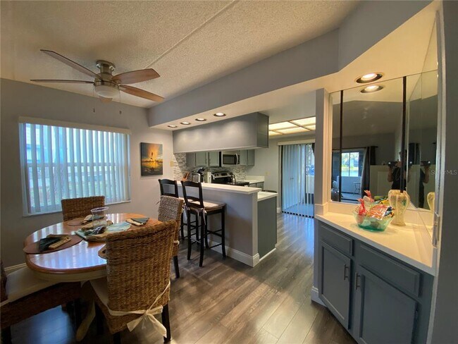 Building Photo - 237 Woodlake Wynde